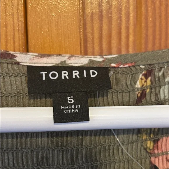Torrid Olive Floral Crepe Blouse Plus Size 5X NWT 3/4 Sleeve V‑Neck Top - Picture 3 of 12